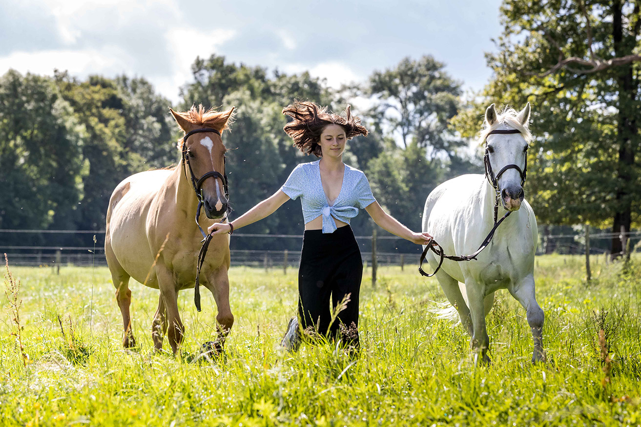 Photo d'une jeune fille et ses chevaux