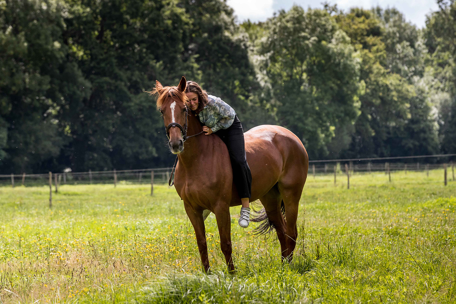 Photo d'une fille sur son cheval