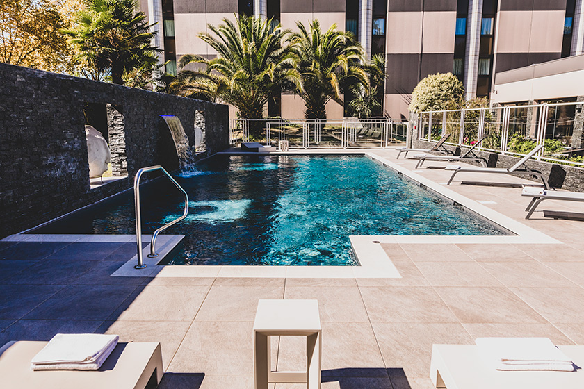 Photo d'un hôtel avec piscine