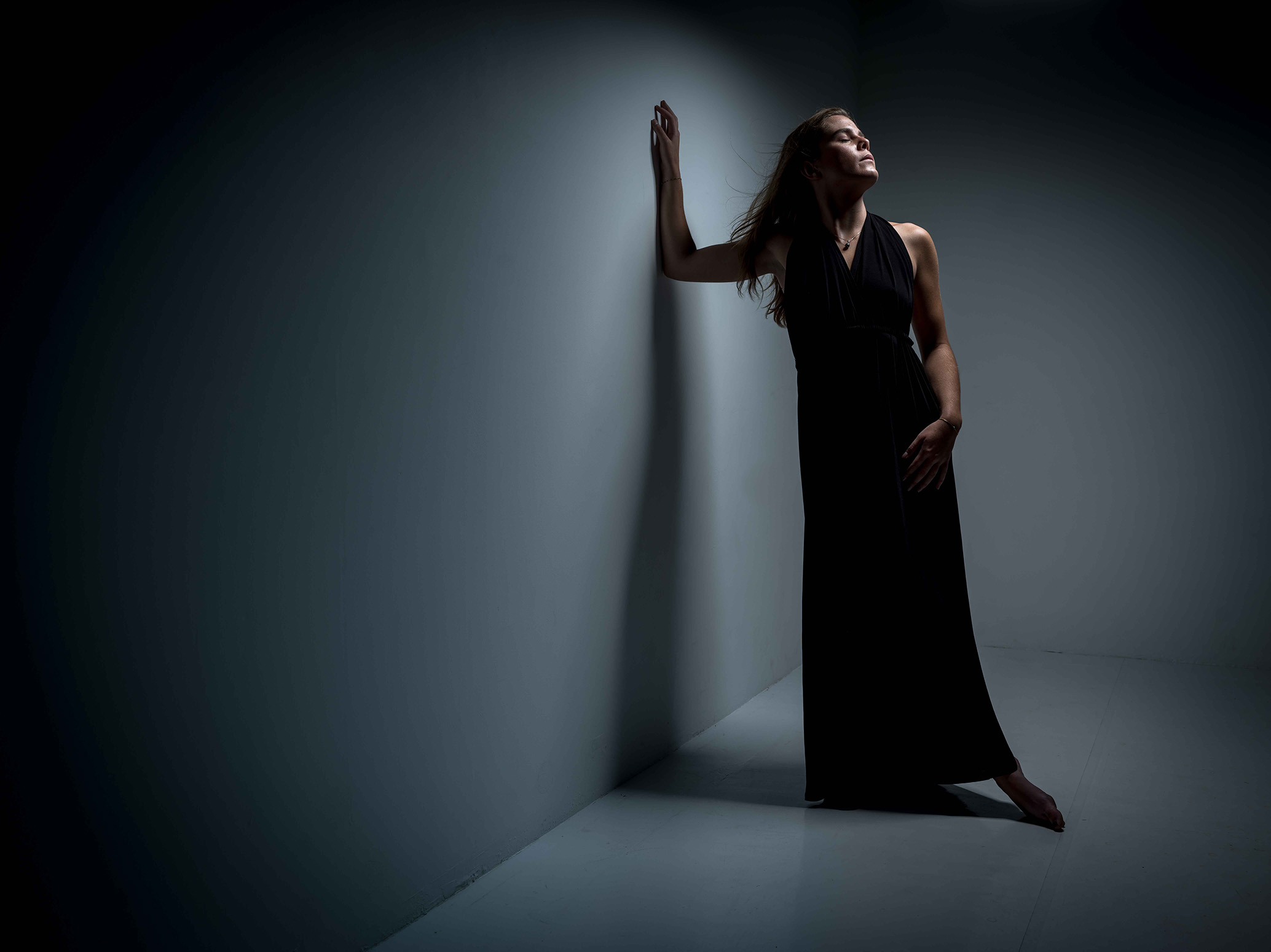 Photo en studio d'une jeune femme en robe noir